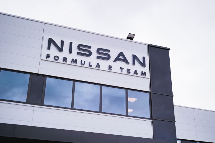 Fassade des Nissan Formel E Headquarter mit schwarzem Schriftzug Nissan Formula E Team auf weißem Grund