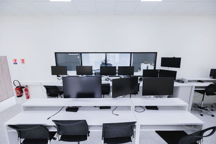 Rennkontrollraum, Schreibtisch der Ingenieure im Nissan Formel E Headquarter