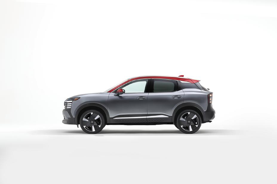 Profil gauche du Nissan Kicks 2025 avec la peinture bicolore rouge et argentée des rétroviseurs jusqu'au toit.