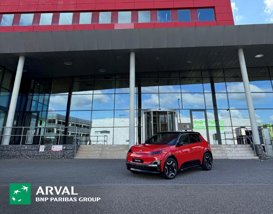 De Nissan Micra staat geparkeerd voor het hoofdkantoor van Arval