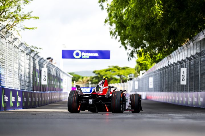 Rückansicht von Oliver Rowland im Nissan Formel E Rennwagen mit der Startnummer 1 während des Sanya-E-Prix-Wochenendes.