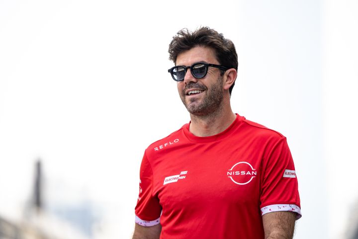 Norman Nato trägt während des E-Prix-Wochenendes in Dschidda sein rotes Nissan Formula E Team-T-Shirt und seine Sonnenbrille.