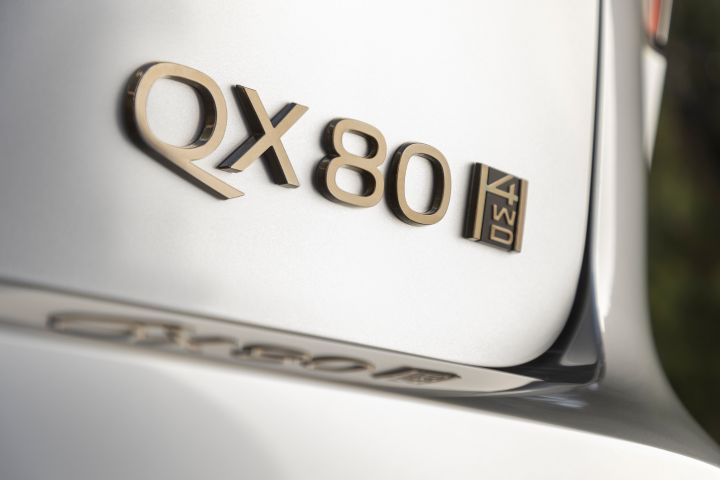 INFINITI 新型 QX80 エンブレム