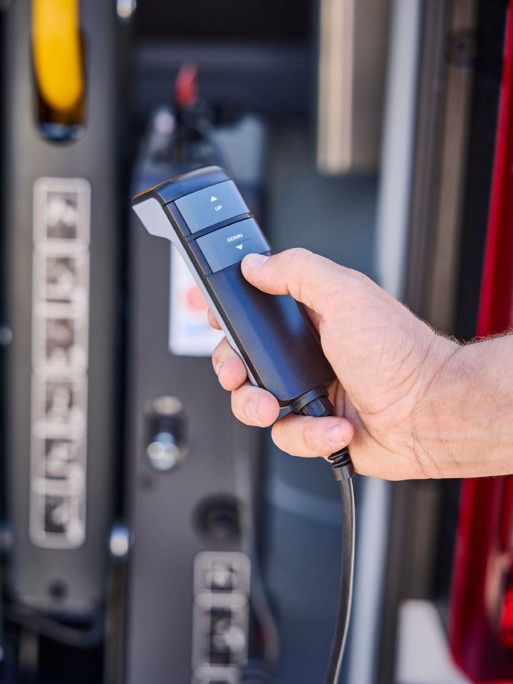 Nahaufnahme der Fernbedienung zum Hoch- und Runterfahren des Rollstuhllifts im Nissan Interstar-e mit MobiTEC Ausbau