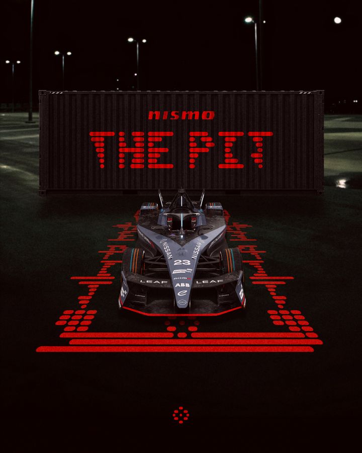 Frontalaufnahme des Nissan e‑4ORCE 05 mit der Startnummer 23 und der einzigartigen, einmaligen NISMO-Lackierung, im Hintergrund ist das „The NISMO Pit“-Logo zu sehen.