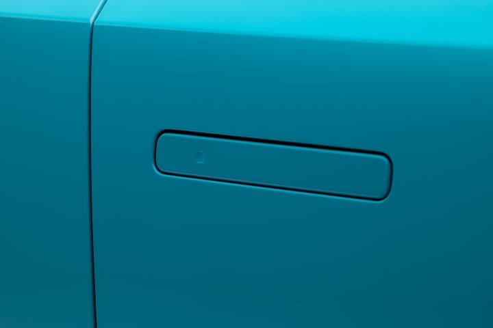 Détail de la poignée de porte escamotable