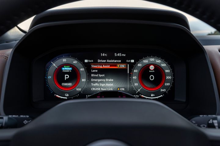 Das digitale Armaturenbrett des neuen 2026 Nissan X‑Trail zeigt die Einstellungen für die Fahrerassistenzsysteme und das Kombiinstrument an. Das linke Zifferblatt zeigt die Leistung und den Betriebsstatus an, das rechte Zifferblatt zeigt den Tachometer bis zu 240 km/h an, und der mittlere Bildschirm listet aktive Sicherheitsfunktionen wie Lenkassistent und Cruise Navi Link mit Ein-/Aus-Schaltern auf.
