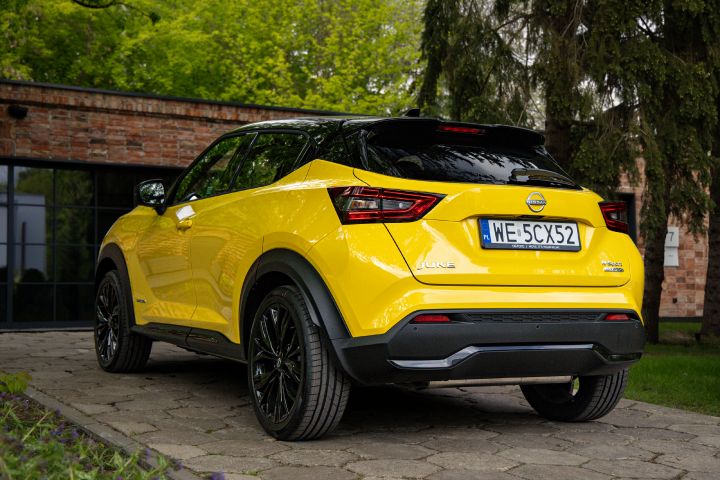 Żółty Nissan Juke stojący tyłem z budynkiem w tle