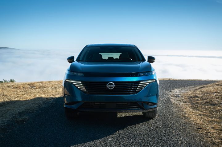 Front view of the 2026 Nissan Murano, clouds and sky are behind.