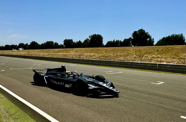 Oliver Rowland auf der Rennstrecke im GEN4-Rennwagen des Nissan Formula E Teams