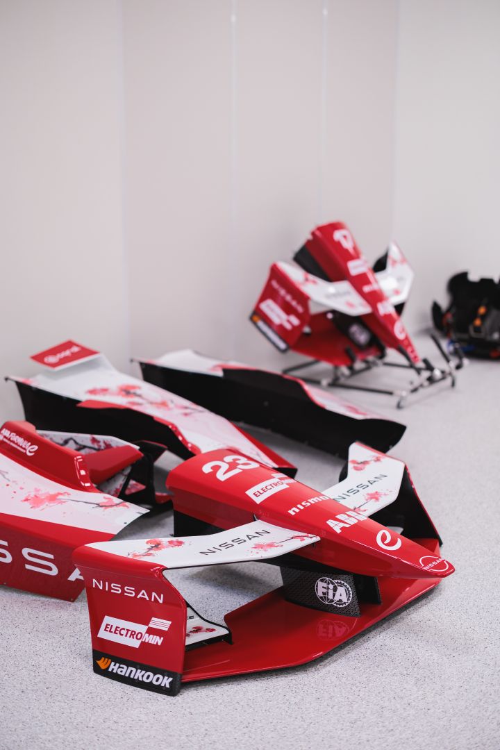 An einer Wand im Nissan Formel E Headquarter lehnen Frontflügel der Rennwagen