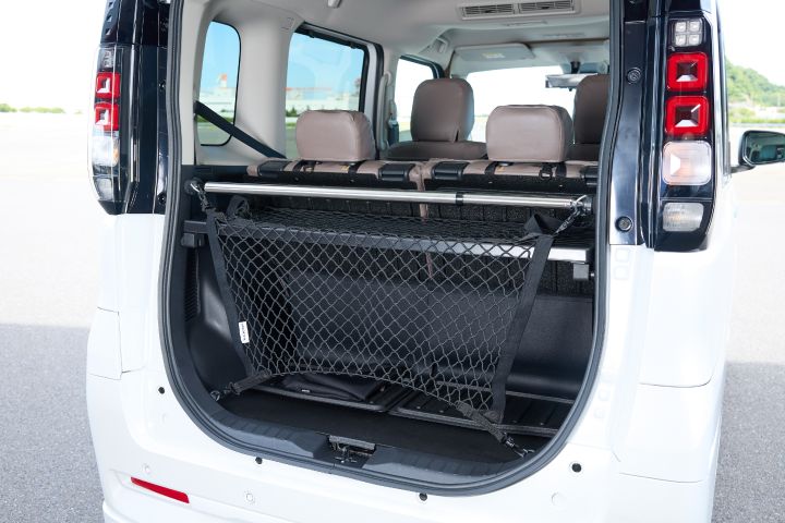 In the cargo area of the new Nissan Roox kei car, a combination of luggage net, luggage bar, and luggage board is arranged. The setup enhances storage capacity and usability, making it suitable for organizing and securing items.