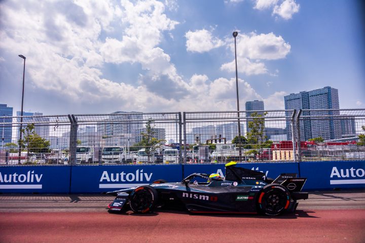 Seitenansicht von Oliver Rowland tagsüber während des zweiten freien Trainings im Auto mit der Startnummer 1 auf der Rennstrecke in Tokio.
