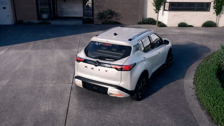 Nissan Kait posicionado de traseira em frente a um casa, parado na garagem