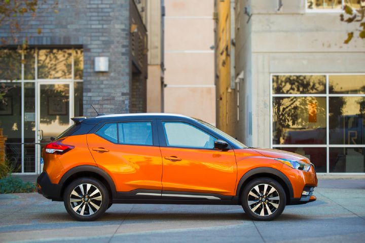 Un Nissan Kicks 2019 est garé à l’extérieur d’une rue de la ville.