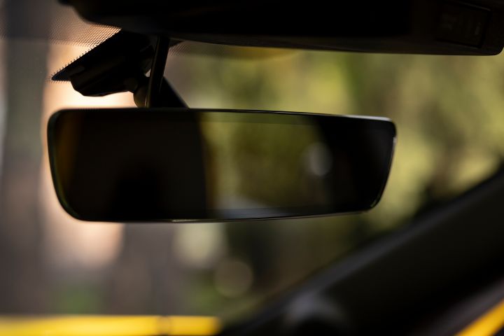 Zbliżenie na lusterko wewnętrzne Nissana Juke
