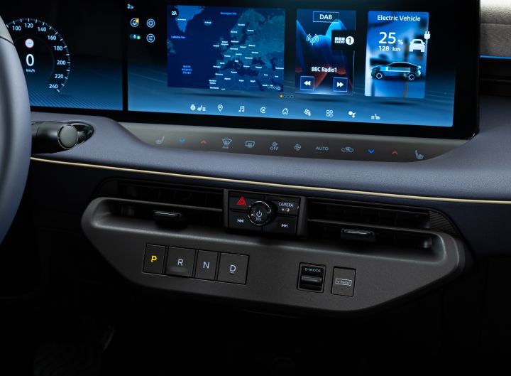 Détail de l'écran d'infodivertissement dans l'habitacle de la nouvelle Nissan LEAF, avec quelques boutons et interrupteurs en dessous.