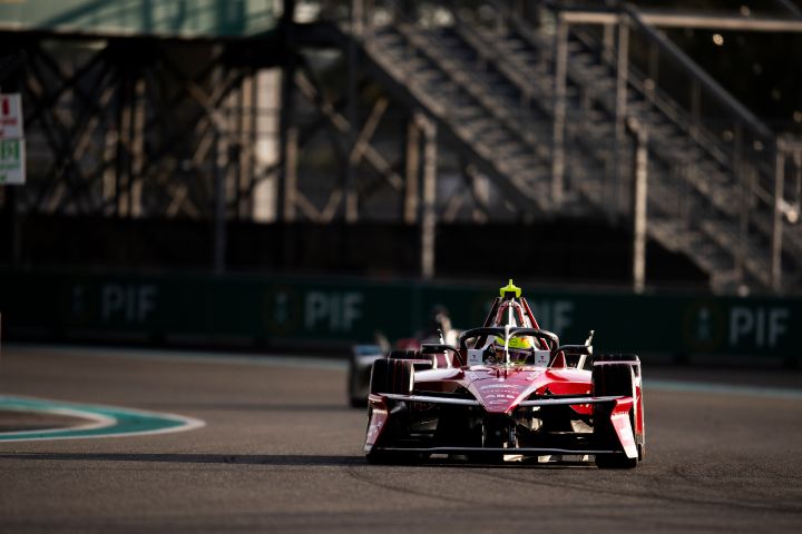 Fahraufnahme von Oliver Rowland in seinem Nissan Formula E Rennwagen auf der E-Prix Rennstrecke von Miami