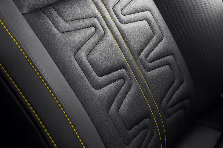 Innenraum des Nissan Juke, Detail schwarze Sitze mit gelben Akzenten