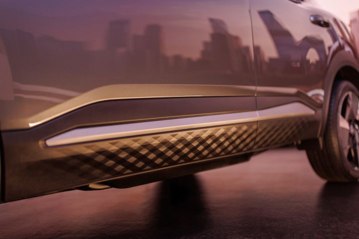 Close-up of the geometric detailing on the lower area of the front and back door on the 2025 Nissan Kicks.