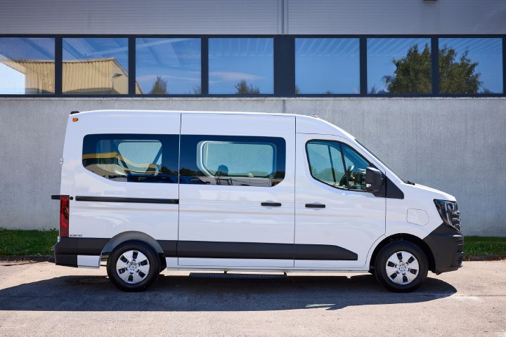Seitenansicht eines weißen Nissan Interstar-e mit MobiTEC Ausbau, der vor einem Gebäude parkt.