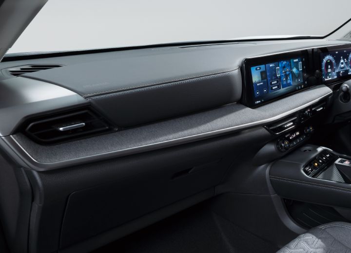 Close-up of the Nissan Kicks interior. A wide display and dashboard extend from left to right, emphasizing the black-themed interior design.