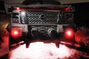 Un Nissan TITAN AT-M6 2018 sur le thème de Star Wars avec des phares antibrouillard rouges et un éclairage inférieur.