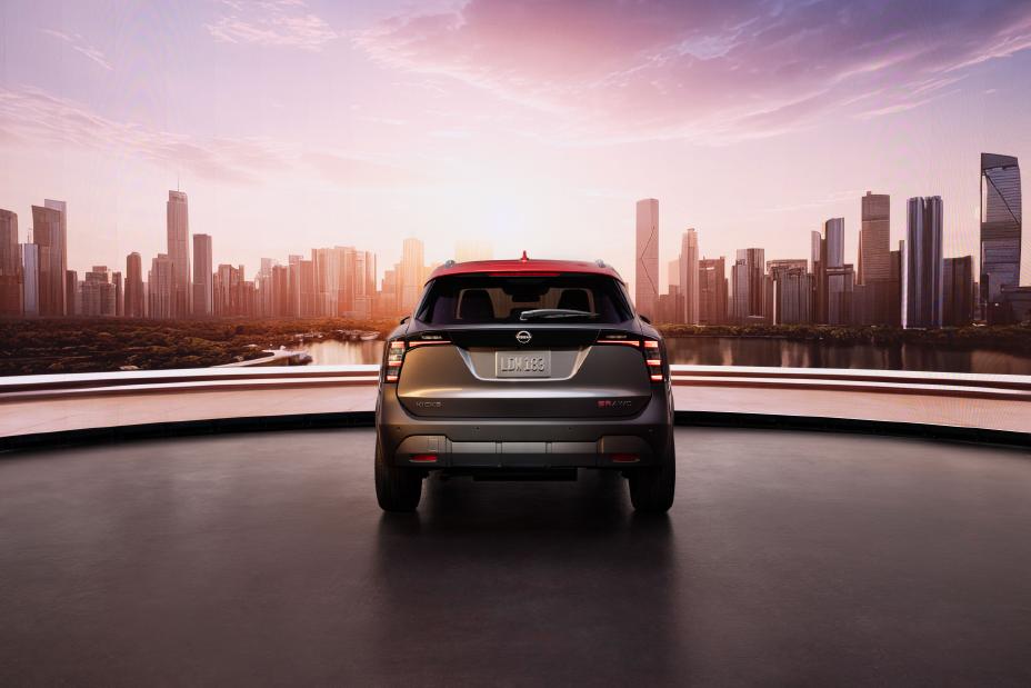 Vue arrière du Nissan Kicks 2025 au coucher du soleil mettant en valeur le hayon et les feux arrière.