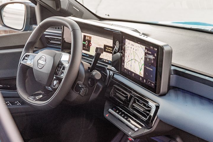Blick von der Beifahrerseite auf die Bildschirme im Cockpit des neuen Nissan Micra