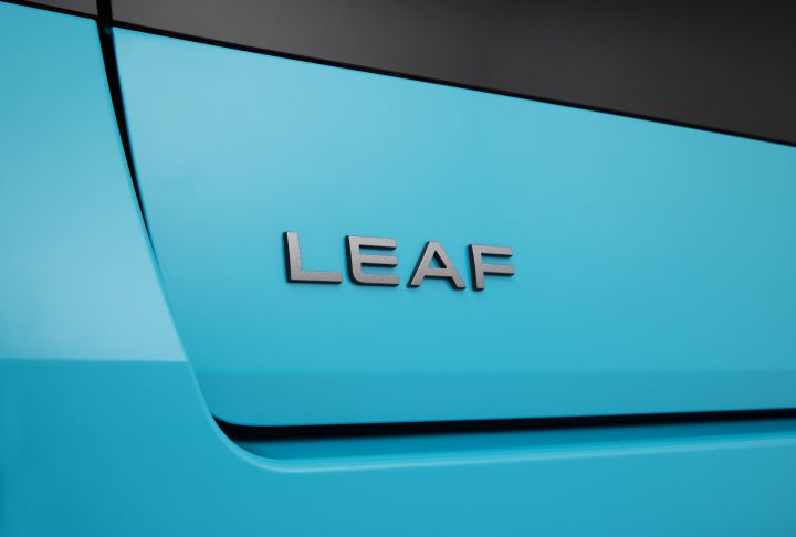 Zbliżenie na emblemat LEAF na klapie bagażnika zupełnie nowego Nissana LEAF.