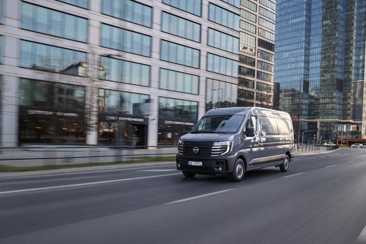 Ujęcie dynamiczne Nissan Interstar LCV w mieście