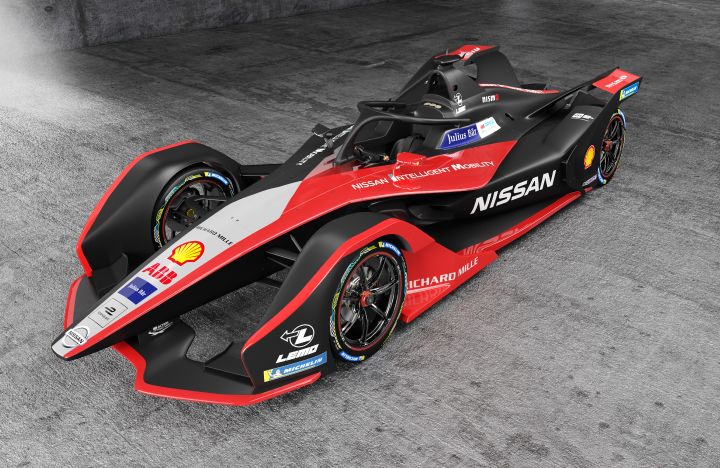 Vue de profil avant droit de la voiture de course de Formule E de Nissan