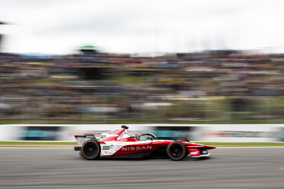 Seitenaufnahme von Norman Nato auf der Rennstrecke während des E-Prix von Madrid im Nissan e‑4ORCE 05 mit der Startnummer 23 bei hoher Geschwindigkeit.