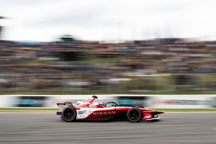 Seitenaufnahme von Norman Nato auf der Rennstrecke während des E-Prix von Madrid im Nissan e‑4ORCE 05 mit der Startnummer 23 bei hoher Geschwindigkeit.