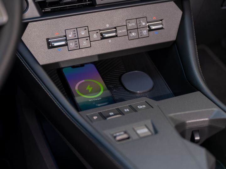 Qi2対応ワイヤレス充電パッドを2基搭載した新型日産ローグ ハイブリッド プラチナム。前席に載る人それぞれが、対応デバイスを走行中でも安定して固定しながらワイヤレス充電できる。