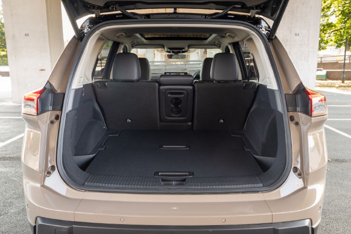 Blick in den geöffneten Gepäckraum des Nissan X‑Trail