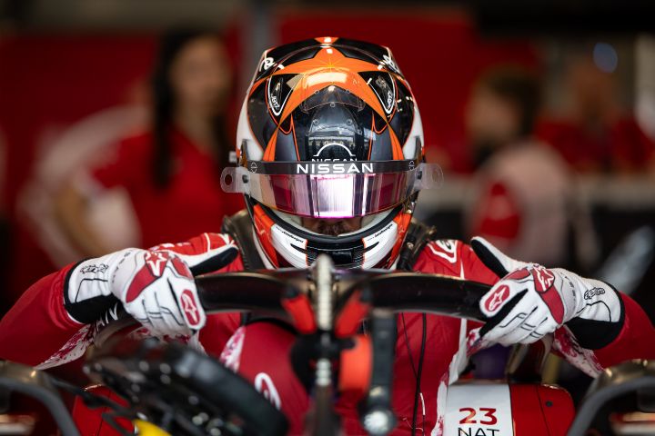 Norman Nato springt in der Box des Nissan Formula E Teams aus seinem Auto