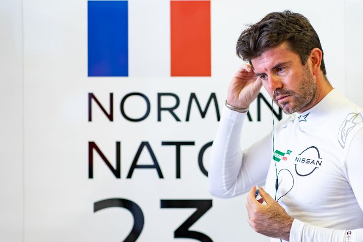 Norman Nato steckt sich in der Garage seine Ohrstöpsel in die Ohren.