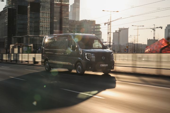Dynamiczne ujęcie Nissan Interstar LCV w mieście