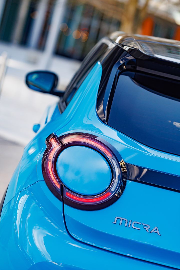 Detailaufnahme der Heckleuchte und des Nissan Micra Shriftzugs