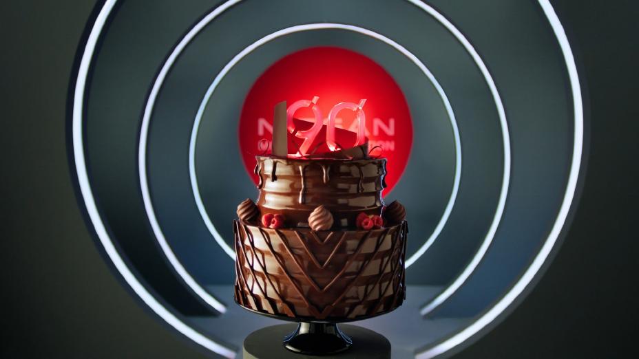 Gâteau décadent devant le logo Nissan des années 90