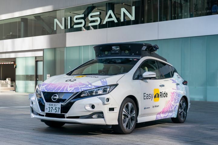 Nissan LEAF stojący przed budynkiem Nissana