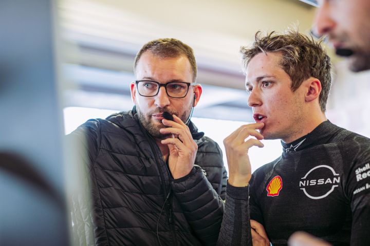 Sacha Fenestraz et Johann Aime regardent un moniteur.