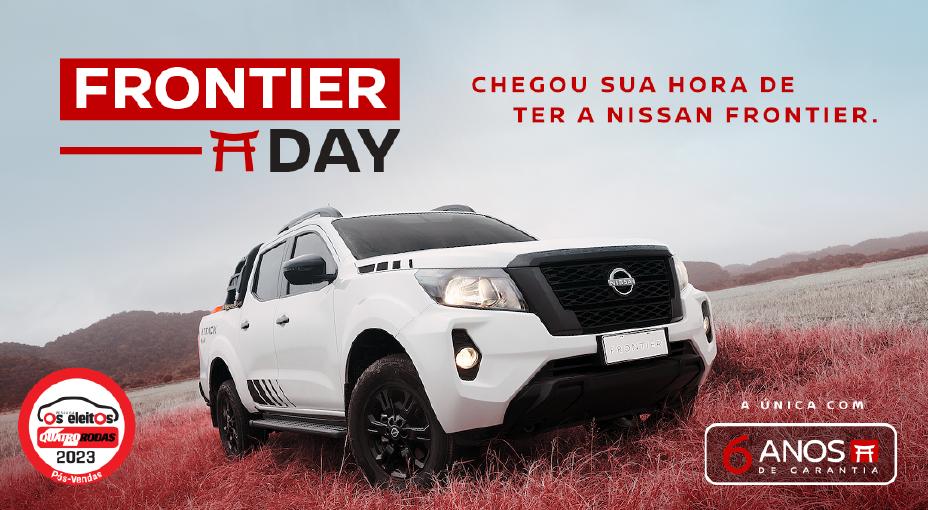 Nissan Frontier Attack branca com rodas viradas para a esquerda em terreno off roado