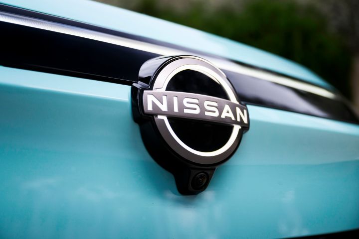 Close up of the Nissan logo on the front fascia of the 2026 Nissan LEAF.