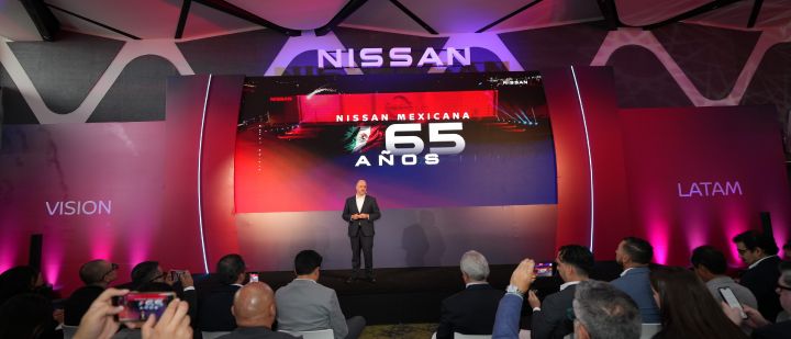 Foto de Iván Espinosa con slide: “Nissan celebra 65 años en México”