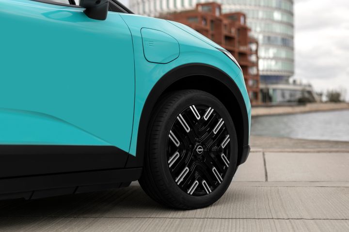 Detailaufnahme der seitlichen Frontpartie des neuen Nissan LEAF mit Ladeklappe und schwarzen Leichtmetallrädern