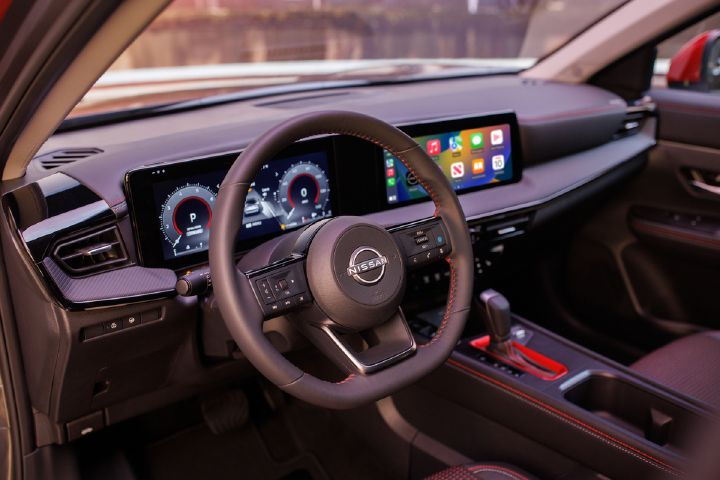 Otra toma más de cerca del interior del nuevo Kicks, se muestra con mayor detalle el volante con un diseño deportivo, con sus controles de info entretenimiento. Y el tacómetro es bastante amplio y nitido.