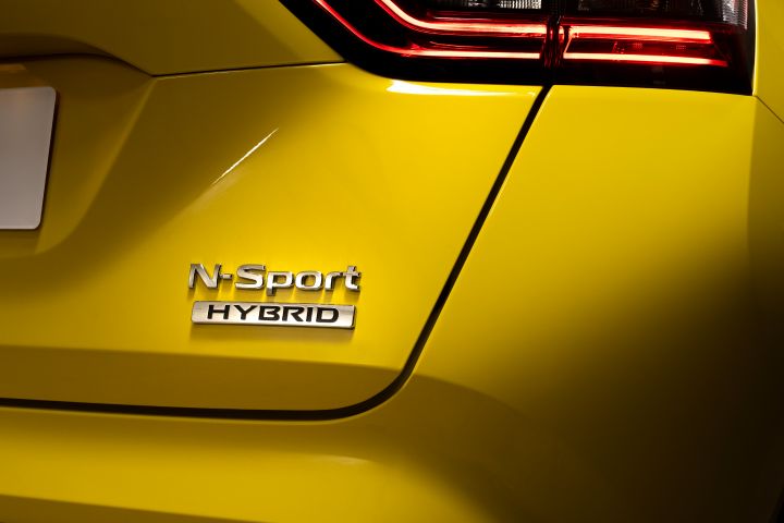 Detailansicht Heck gelber Nissan Juke mit Modellschriftzug N-Sport Hybrid
