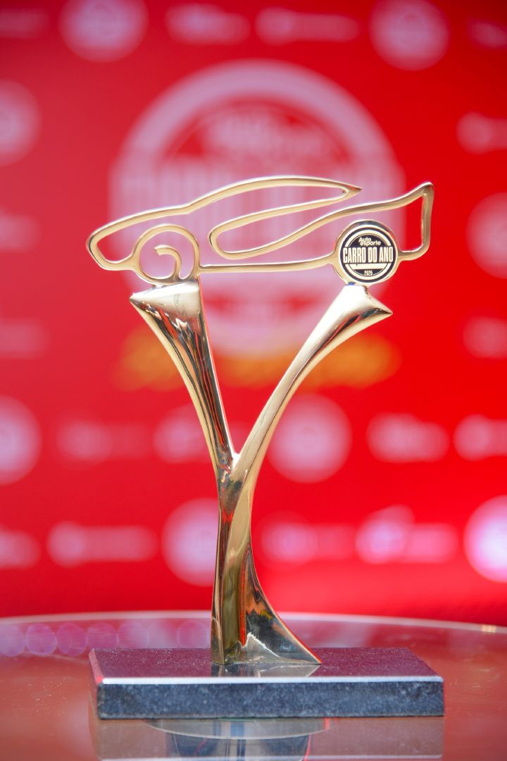 Imagem com troféu da premiação Carro do Ano da revista Autoesporte